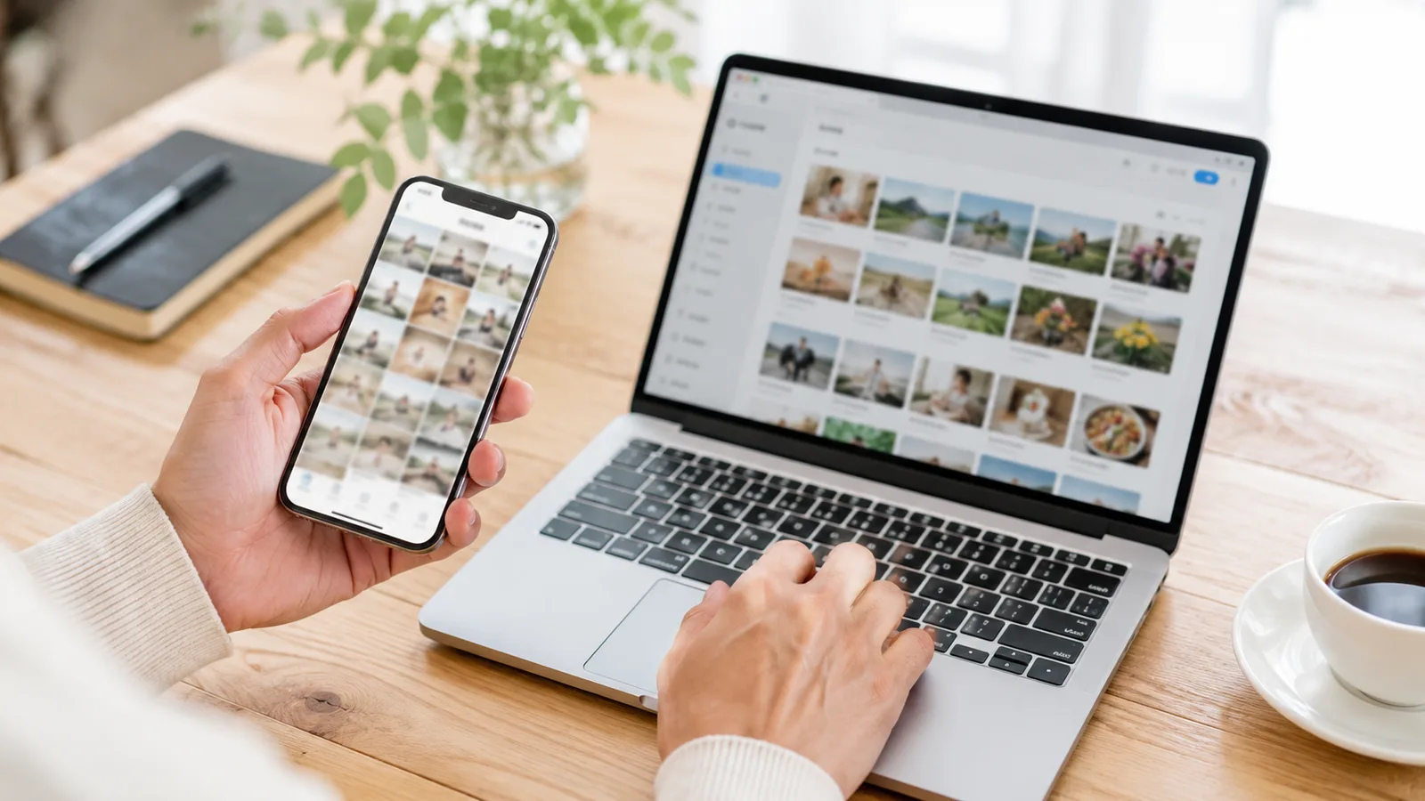 スマホとノートパソコンを並べ、写真をクラウドにバックアップしながら整理している手元